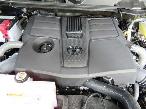 Used 2025 Toyota Tundra Limited AWD/4WD image 8
