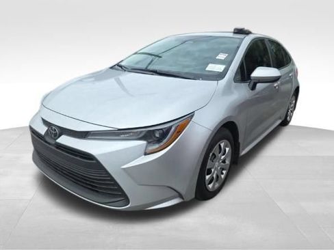 Used 2026 Toyota Corolla LE FWD image 3