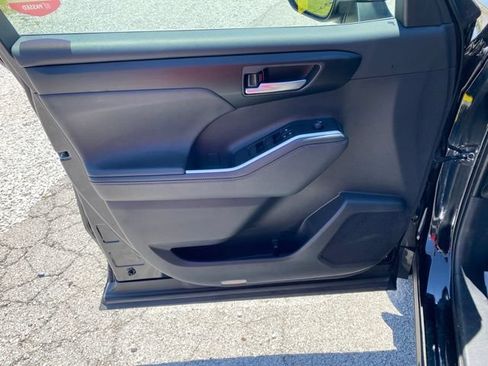 Certified 2025 Toyota Highlander XLE AWD/4WD image 18