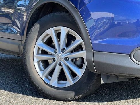 Used 2018 Nissan Rogue Sport SV image 2