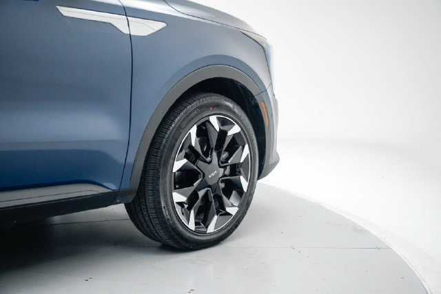 Used 2025 Kia Sorento SX FWD image 9