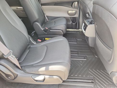 Used 2025 Kia Carnival FWD image 25