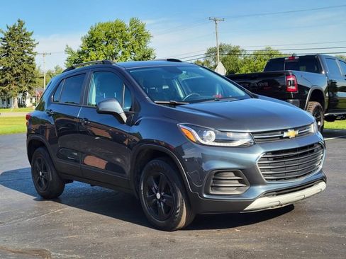 Used 2022 Chevrolet Trax LT w/ LT Convenience Package AWD/4WD image 2