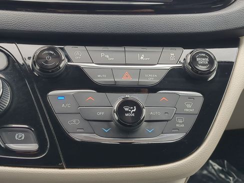 Used 2022 Chrysler Pacifica Touring-L FWD image 26