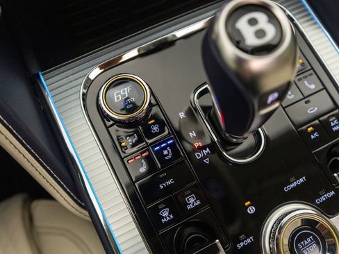 Used 2026 Bentley Flying Spur Plug-In Hybrid AWD/4WD image 28