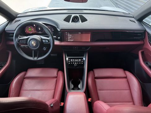 Certified 2025 Porsche Macan Electric image 17