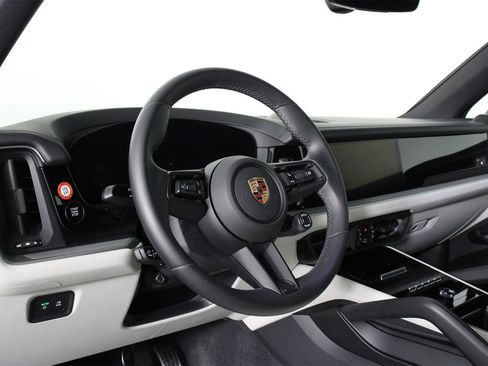 Used 2025 Porsche Cayenne S image 4
