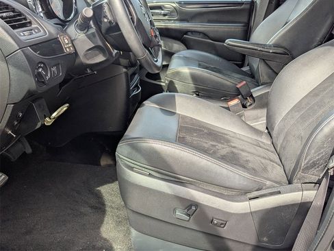 Used 2016 Dodge Grand Caravan SXT image 11
