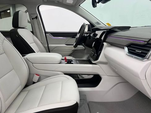 Used 2025 GMC Acadia Denali w/ Super Cruise Package AWD/4WD image 33