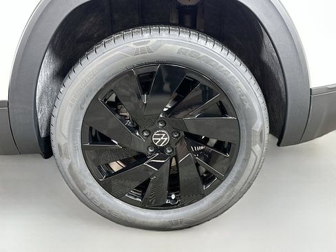 New 2026 Volkswagen Atlas Cross Sport SE image 29