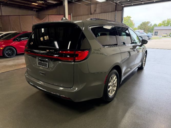 Used 2021 Chrysler Pacifica Touring-L FWD image 4