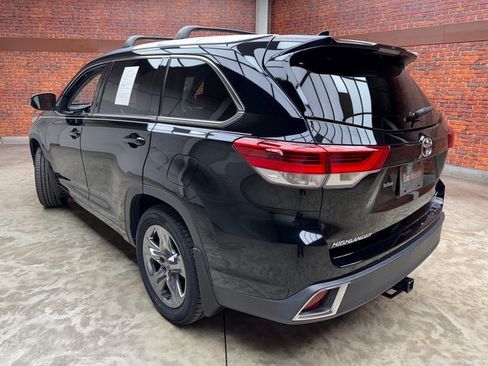 Used 2019 Toyota Highlander AWD V6 image 3