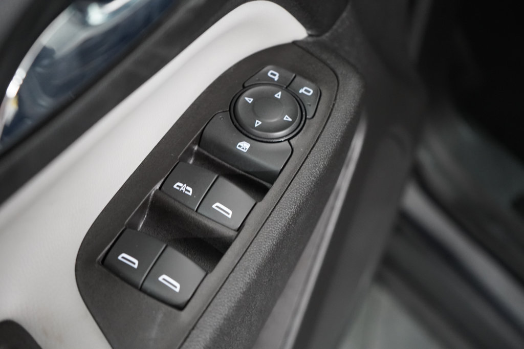 Used 2021 Chevrolet Equinox LS FWD image 17