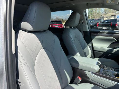 Used 2025 Toyota Highlander Platinum image 5