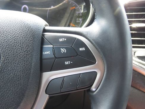 Used 2018 Jeep Grand Cherokee Laredo AWD/4WD image 22