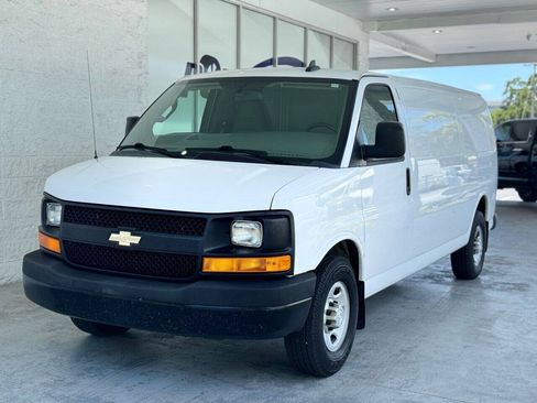 Used 2017 Chevrolet Express 3500 Extended RWD image 1