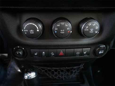 Used 2012 Jeep Wrangler Unlimited Sahara image 20