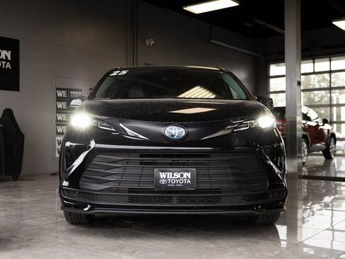 Used 2025 Toyota Sienna LE image 3