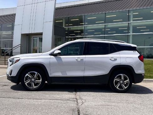 Used 2021 GMC Terrain SLT w/ Infotainment Package II AWD/4WD image 3