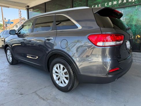 Used 2017 Kia Sorento FWD image 4