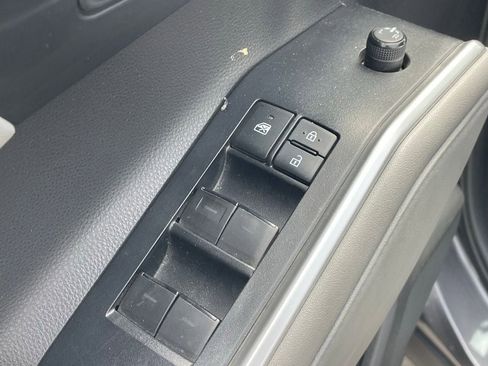 Used 2021 Toyota Highlander XLE FWD image 9
