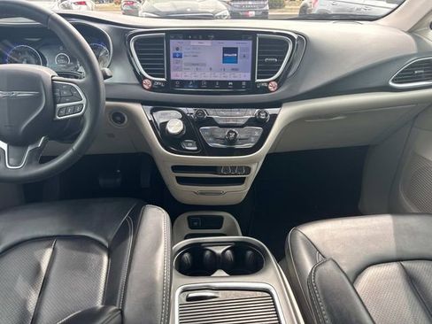 Used 2023 Chrysler Pacifica Touring-L FWD image 22