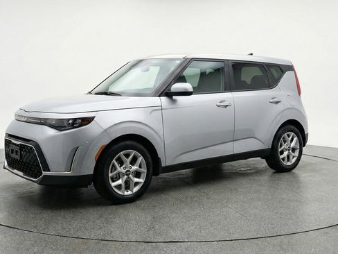 Used 2025 Kia Soul LX w/ LX Technology Package FWD image 2