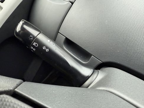 Used 2011 Toyota Yaris 4-Door Hatchback image 28