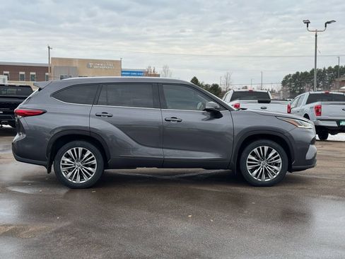 Used 2022 Toyota Highlander Limited image 9