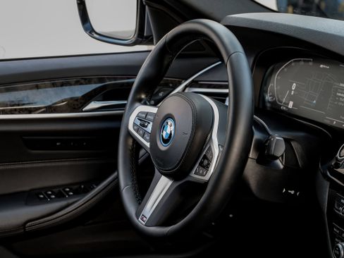 Used 2022 BMW 530e w/ M Sport Package RWD image 14