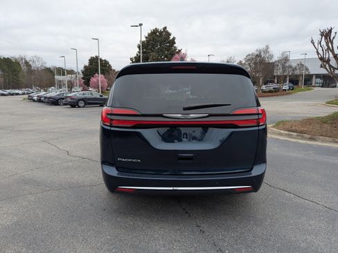 Used 2025 Chrysler Pacifica Select image 6