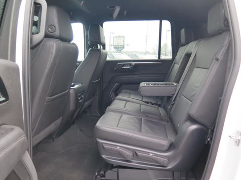 Used 2025 Chevrolet Suburban Z71 image 24