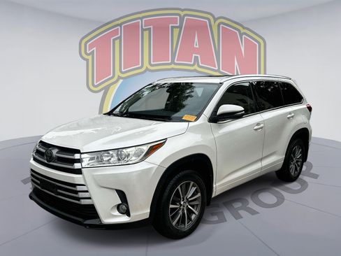 Used 2018 Toyota Highlander XLE AWD/4WD image 2