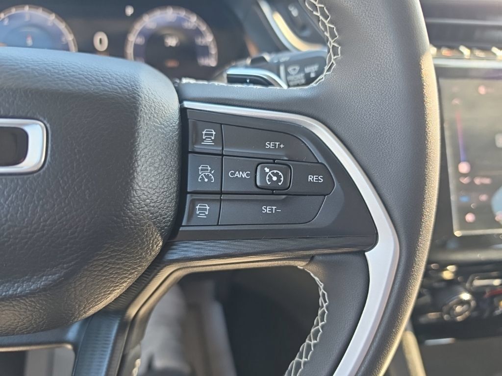 Used 2023 Jeep Grand Cherokee Laredo AWD/4WD image 22