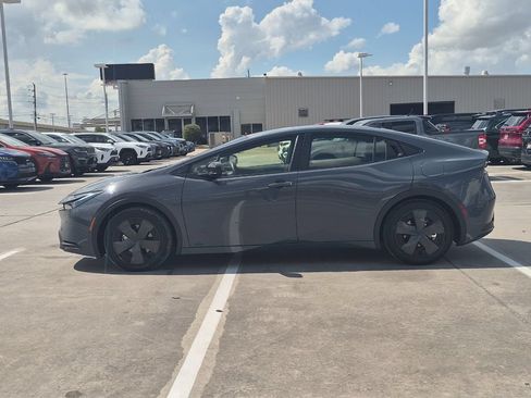 Used 2025 Toyota Prius LE AWD/4WD image 3