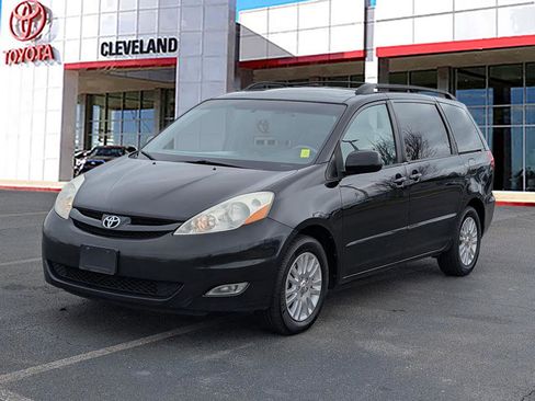 Used 2010 Toyota Sienna XLE image 4