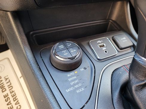 Used 2022 Jeep Cherokee Trailhawk AWD/4WD image 20