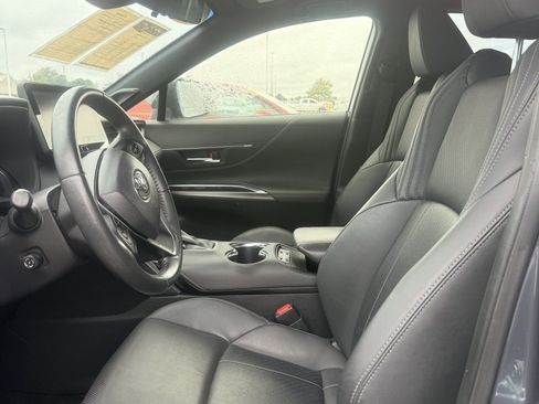 Used 2021 Toyota Venza Limited w/ Carpet Mat Package (TMS) image 12