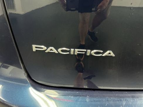 Used 2023 Chrysler Pacifica Touring-L FWD image 31