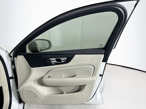 Used 2020 Volvo S60 T6 Momentum image 31