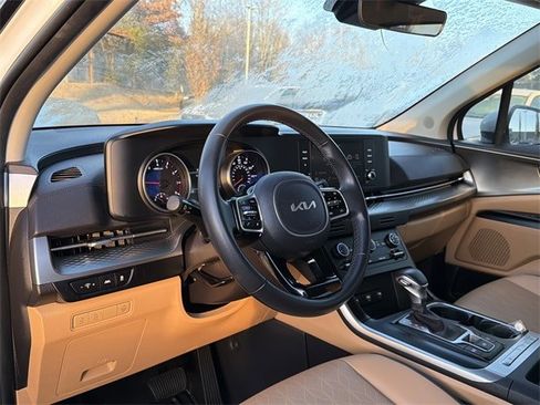 Used 2024 Kia Carnival LX image 7