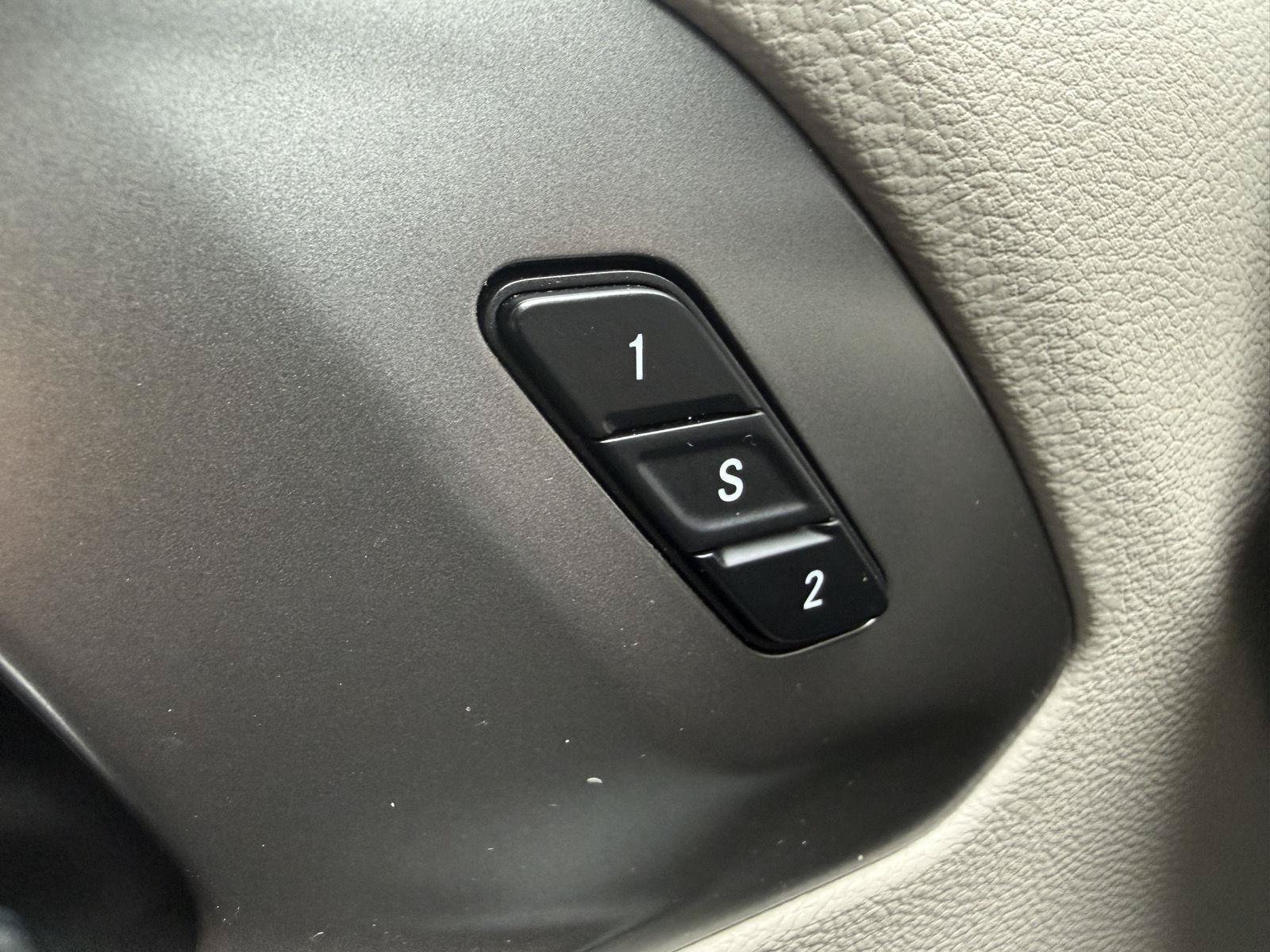 Used 2024 Chrysler Pacifica Touring-L FWD image 17