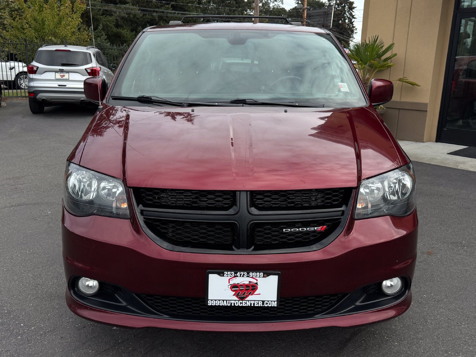 Used 2018 Dodge Grand Caravan SE FWD image 2