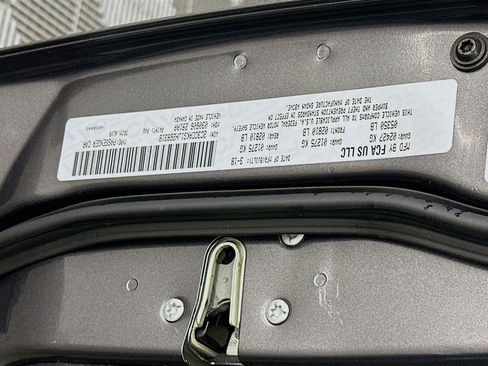 Used 2018 Chrysler 300 Limited AWD/4WD image 12