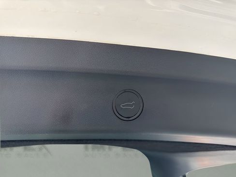 Used 2022 Tesla Model Y Long Range image 32