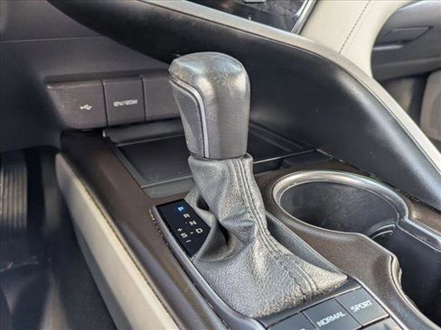 Used 2024 Toyota Camry SE image 11