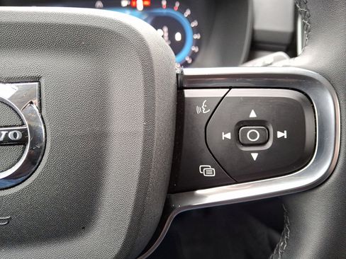 Certified 2025 Volvo XC40 B5 Plus image 23