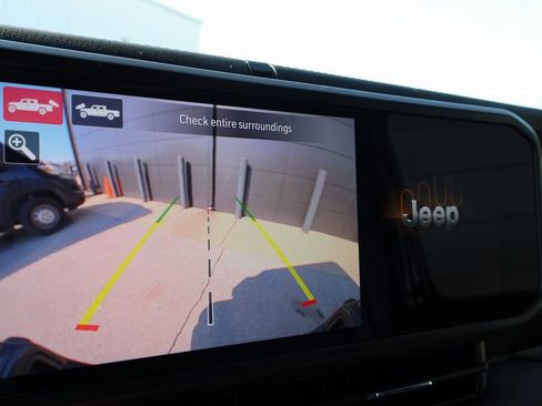 Used 2024 Jeep Gladiator Rubicon w/ Technology Group image 33