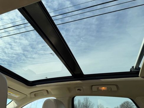 Used 2011 Cadillac SRX Luxury image 16