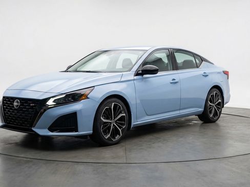 Used 2025 Nissan Altima 2.5 SR image 3